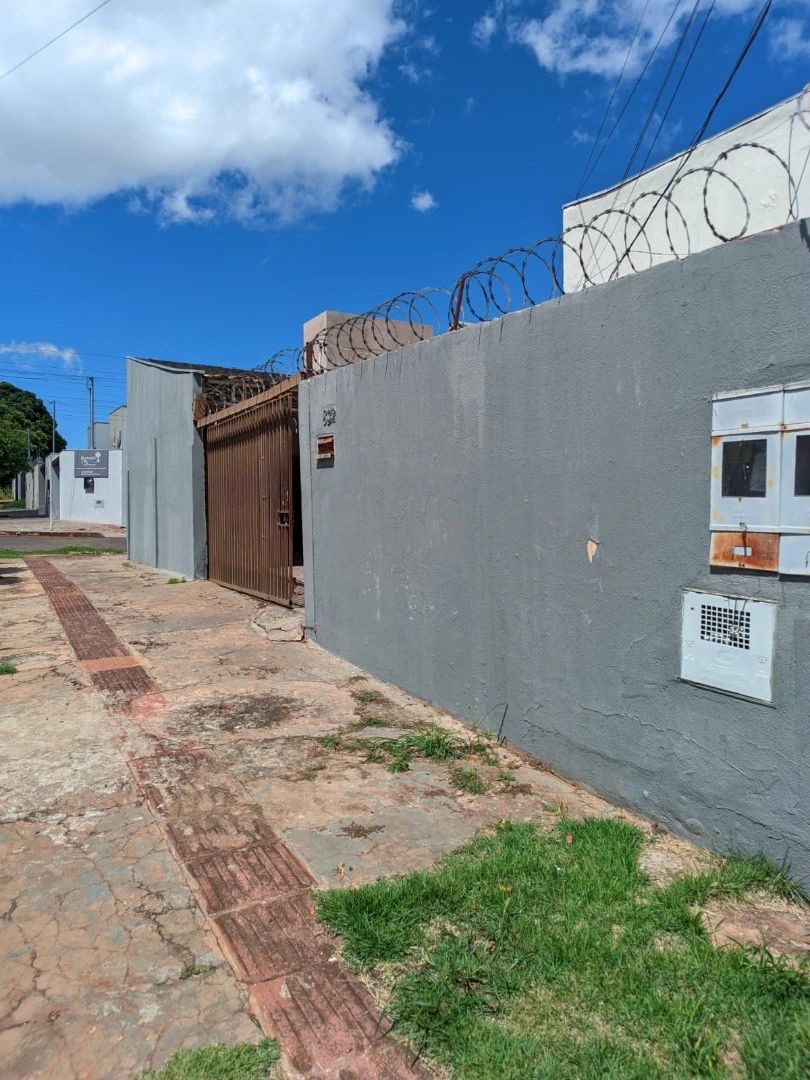 Fachada e portão de entrada